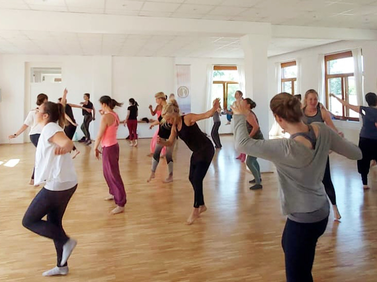 chiyoga-dance-intensivschulung Ausgelassen in der Gruppe tanzen beim ChiYoga DANCE