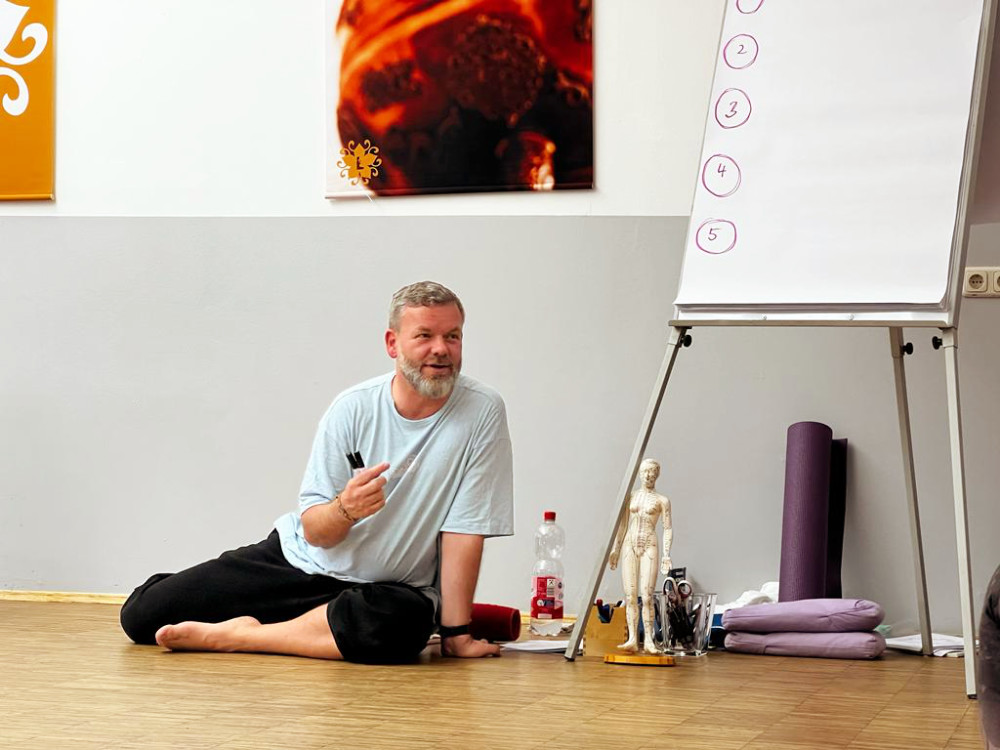 chiyoga-dance-workshop-kursleiter-danny Kursleiter Danny erklärt neues Wissen beim ChiYoga DANCE Workshop